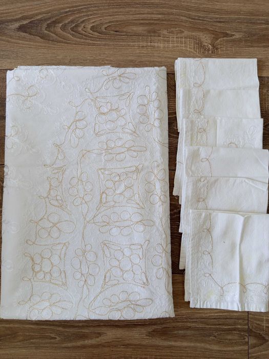 Obrus żakardowy-haftowany 180cm