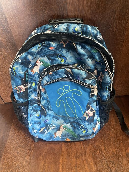 Mochila azul com estampa de cães