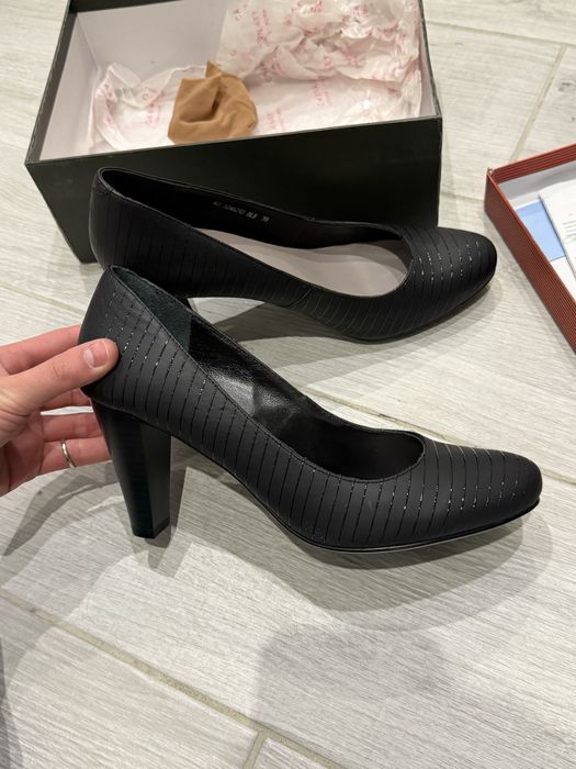 Нові туфлі з натуральної шкіри. 38р. Чорного кольору. Італія.