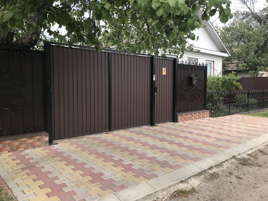 Продається з будинок з ділянкою та будинком відпочинку