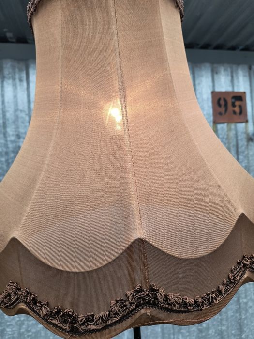 Stara lampa że stolikiem PRL