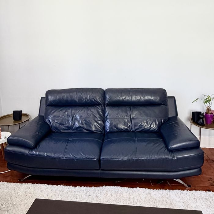 Sofa em pele azul muito escuro