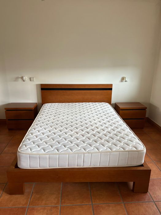 Cama casal, mesas cabeceira e colchão