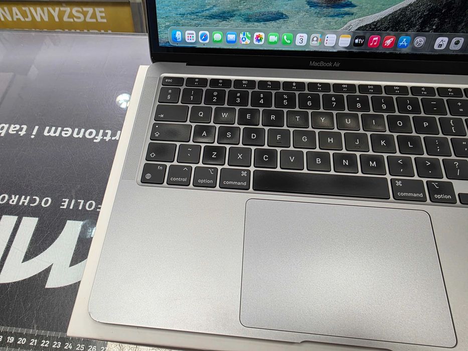 Macbook Air 13 2020/ Apple M1/ 8GB DDR4/ 256GB/ 409 cykli ładowania/ Grade B/ Space Gray/ technicznie OK/ GW 6 MSC