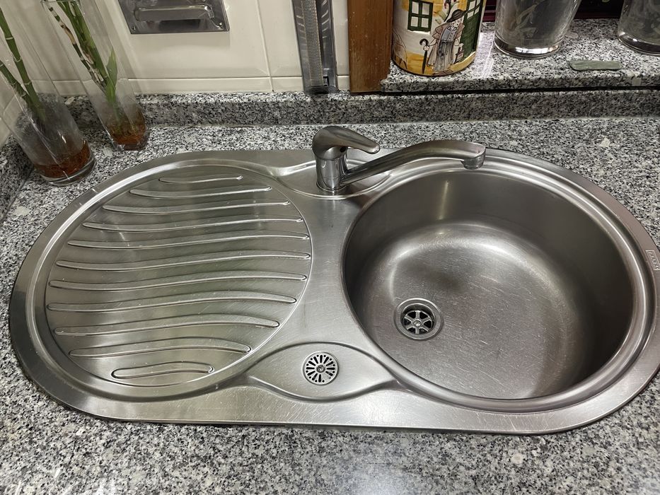 Lava loiça em inox com torneira