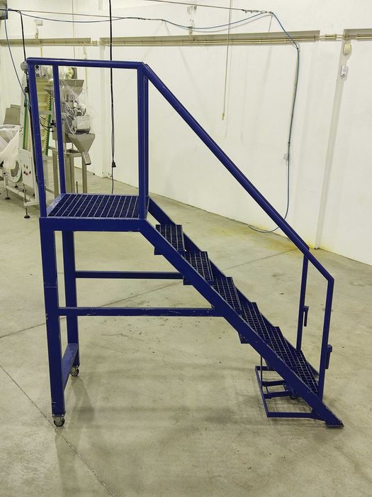 Escada de plataforma móvel em ferro – seminova