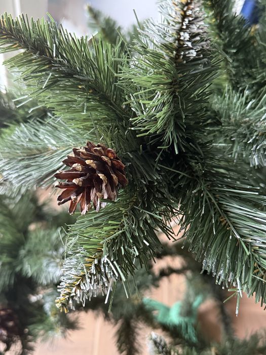 штучна ялинка 180см з шишками та снігом