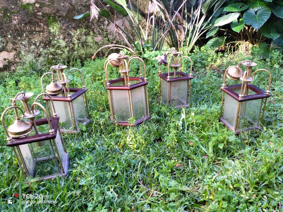 Cinco candeeiros em madeira e metal