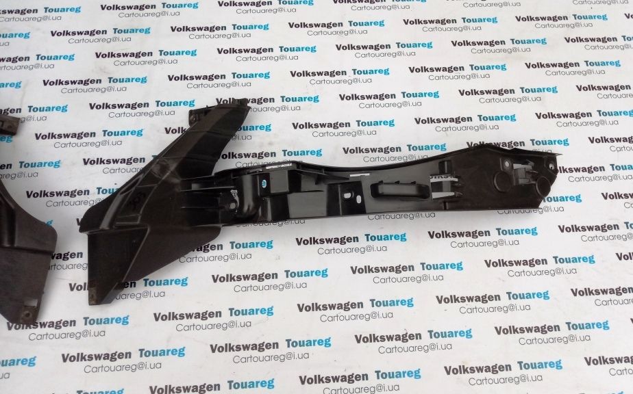 Направляющая переднего бампера Volkswagen Touareg кронштейн крепление