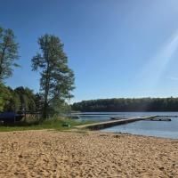 Domek nad jeziorem cisza spokój plaża las grzyby ryby.