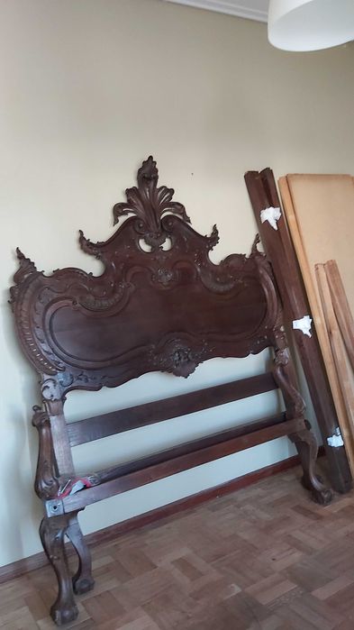 Cama casal com cabecera e estructura de madeira maciça e esculpida.