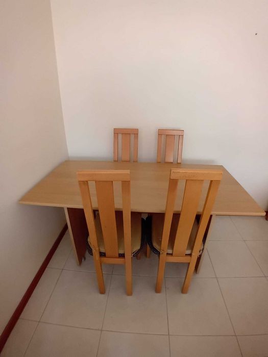 Mesa de jantar castanha