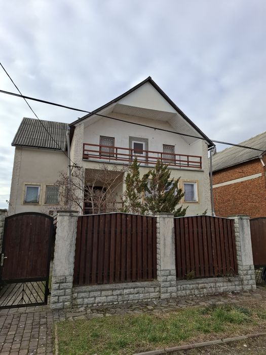 Берегово будин 2 пов біля басейнів під бізнес та житло