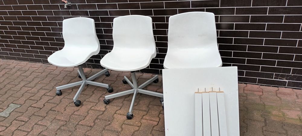 Krzesla obrotowe biale i stolik