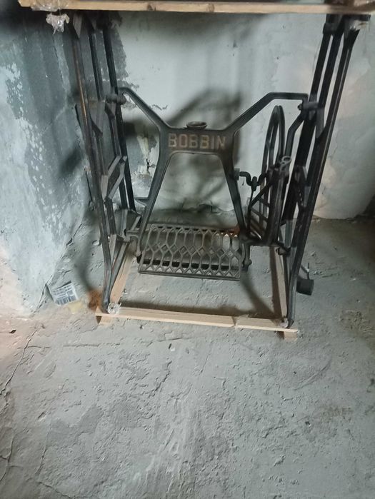 Nogi od maszyny do szycia Singer.
