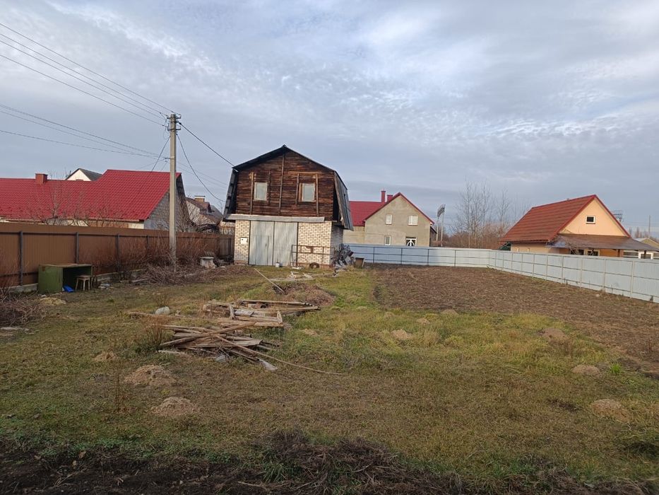 Земельна ділянка та будинок