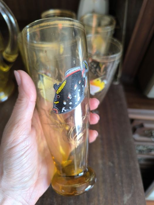 Conjunto incompleto de copos e jarra