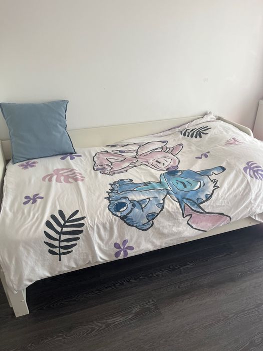 Cama  branca em pinho