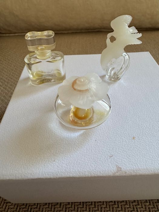 Conjunto de miniaturas de frascos de perfume vazias