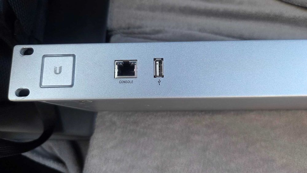 Ubiquiti Security Gateway USG-PRO-4 + Cloud Key UC-CK