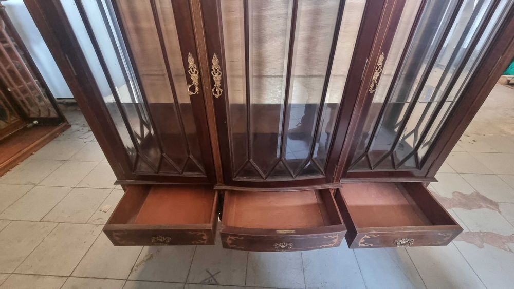 Cristaleira com gavetas
