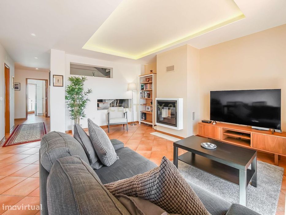 Apartamento T2 Dúplex com Vista Panorâmica e Garagem com Carregamento