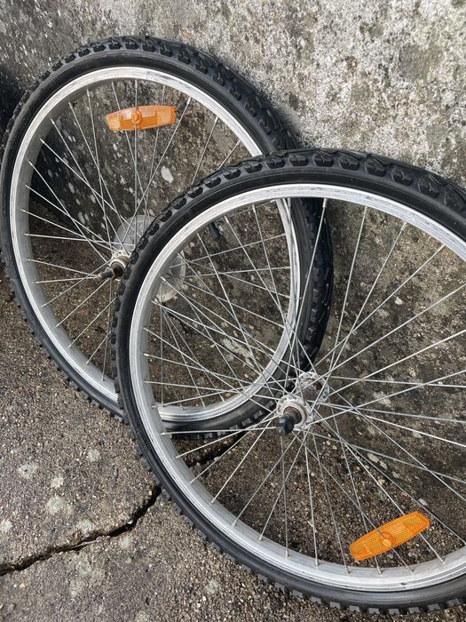duas rodas de bicicleta