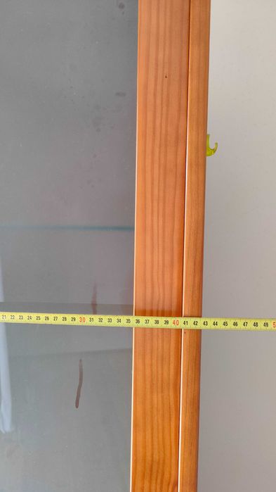 Armário em madeira maciça de cerejeira, com porta em vidro