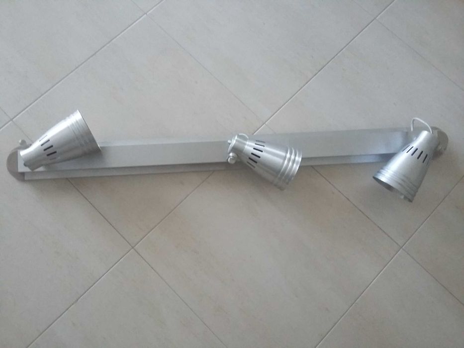 Candeeiro calha com 3 projetores