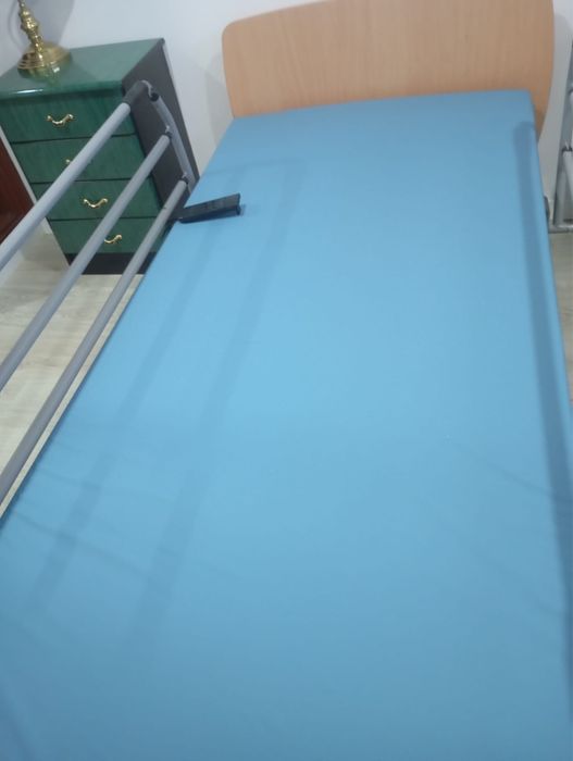 Cama articulada com colchao anti-escaras e cadeira de rodas