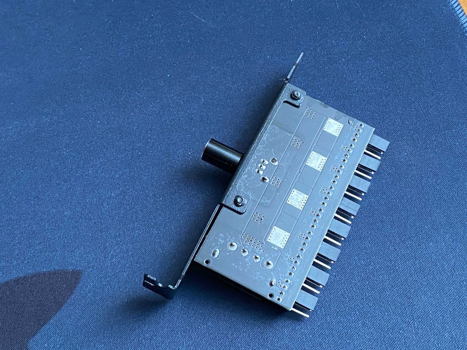 Regulator obrotów do 8 wentylatorów PWM do obudowy PC MOLEX