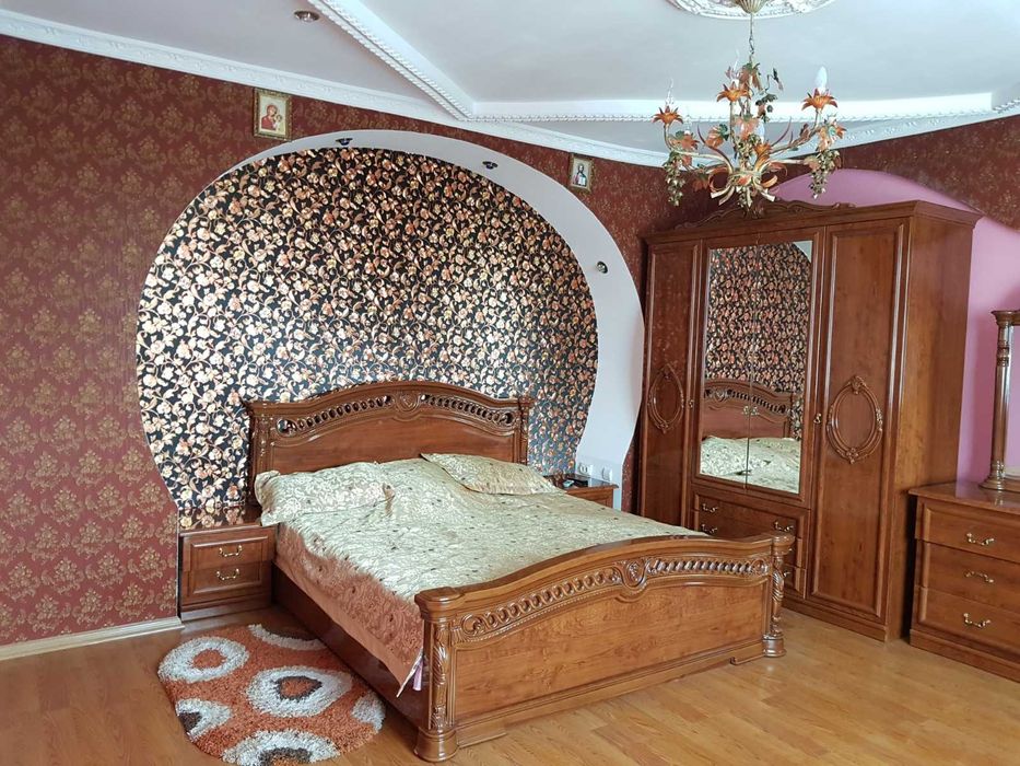 Продам двоповерховий будинок у місті Буринь Сумської обл.