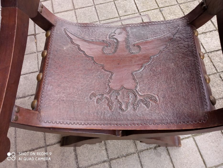 Cadeirão em madeira e couro.