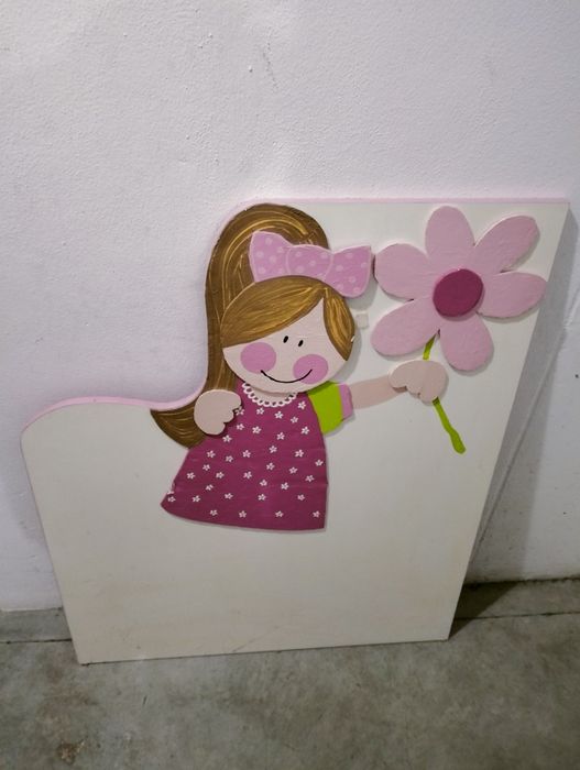 Cabeceira menina. Pintado á mão