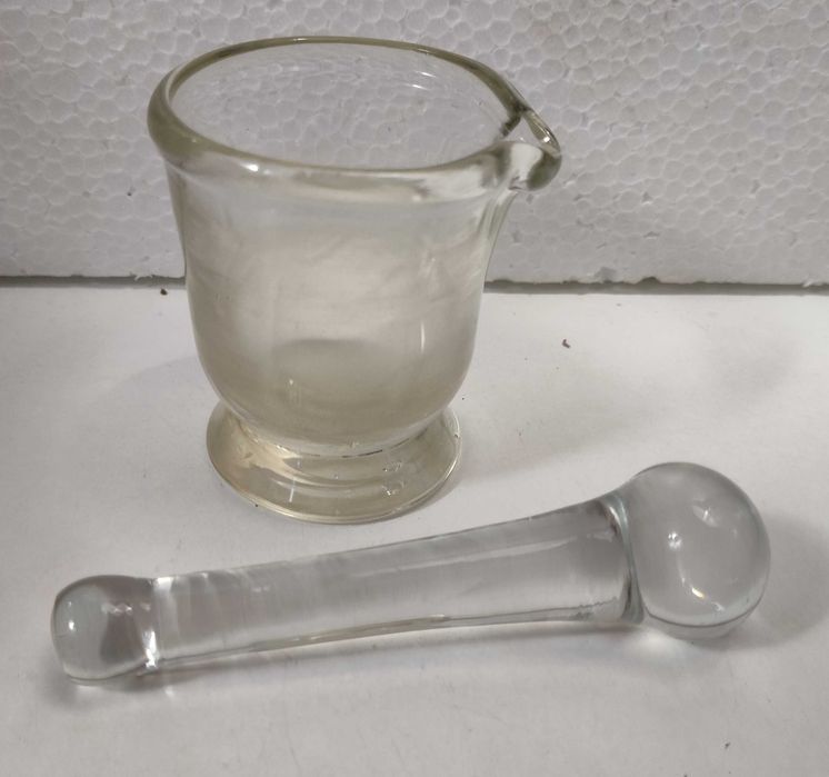Almofariz e pequeno frasco de farmácia