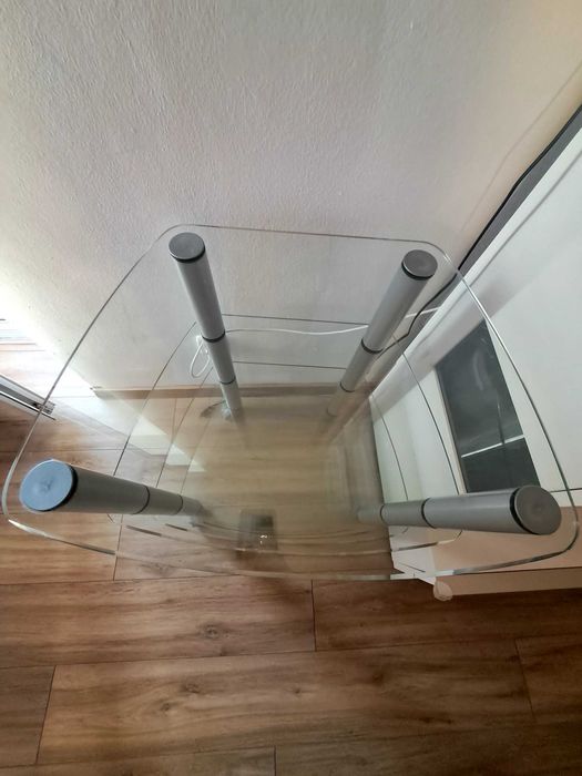 Szklana szafka z regałami pod TV