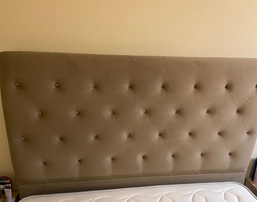 Cama grande com colchão incluído