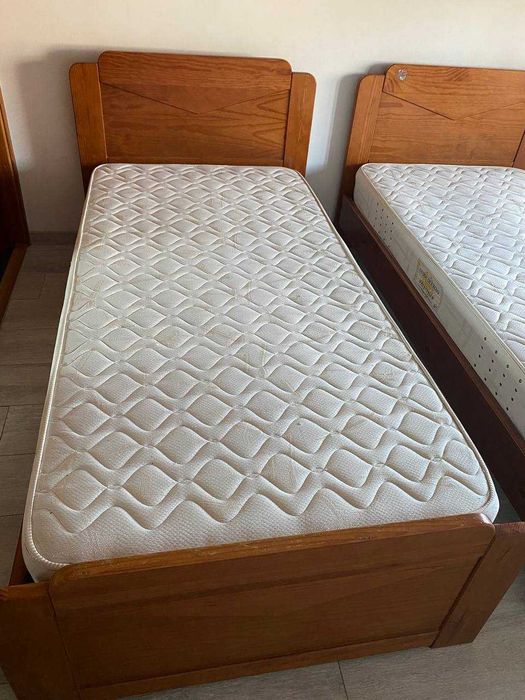 Cama singular de madeira