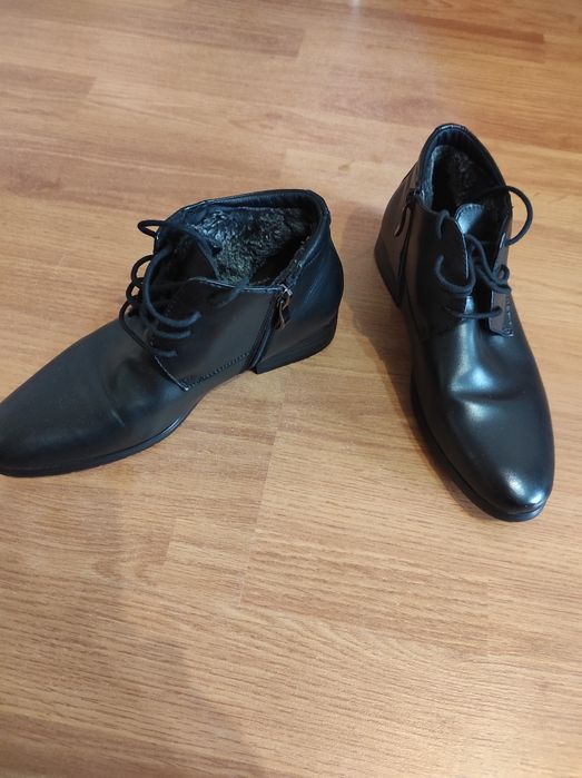 Продам добротне шкіряне зимове взуття