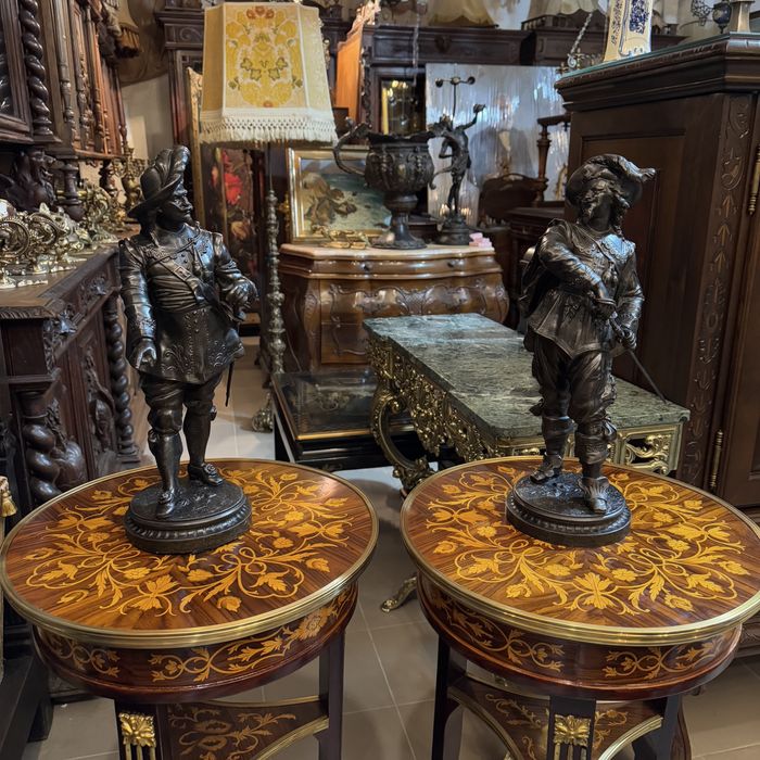 Елегантні антикварні парні столики