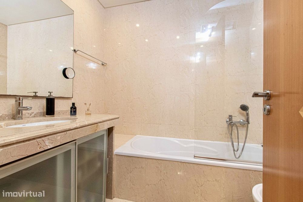 T3 com vista sobre o Jamor, box de 58 m² e condomínio com piscina