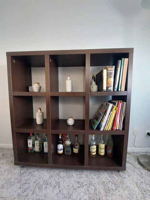 Estante com nove compartimentos quadrados