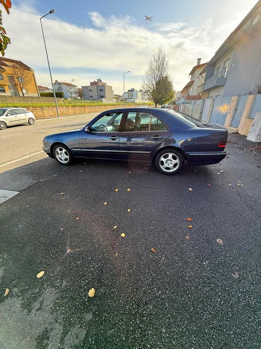 Mercedes E220 impecável