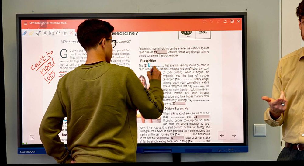 Ecrã interactivo Clevertouch de 65" p/ salas de reuniões e aulas + suporte de parede