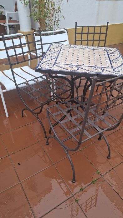 Conjunto de mesa e cadeiras de ferro com duas poltronas