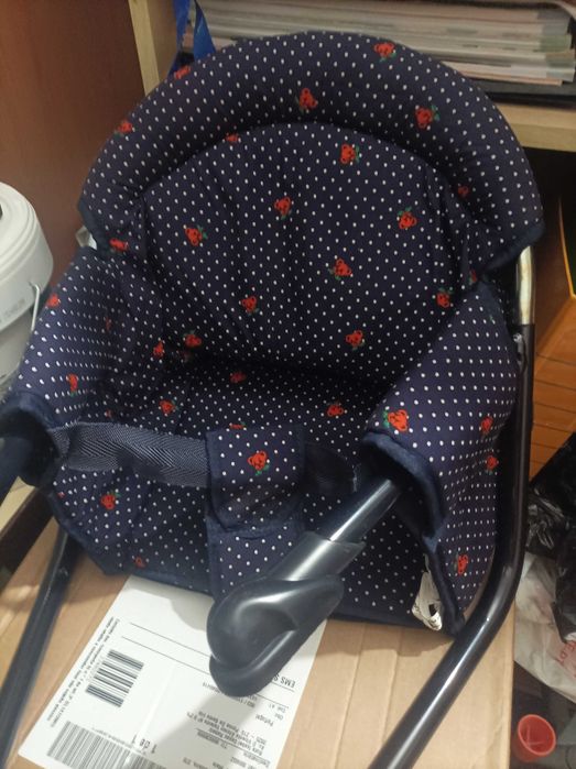 Cadeira de bebê de mesa nova dentro do plástico