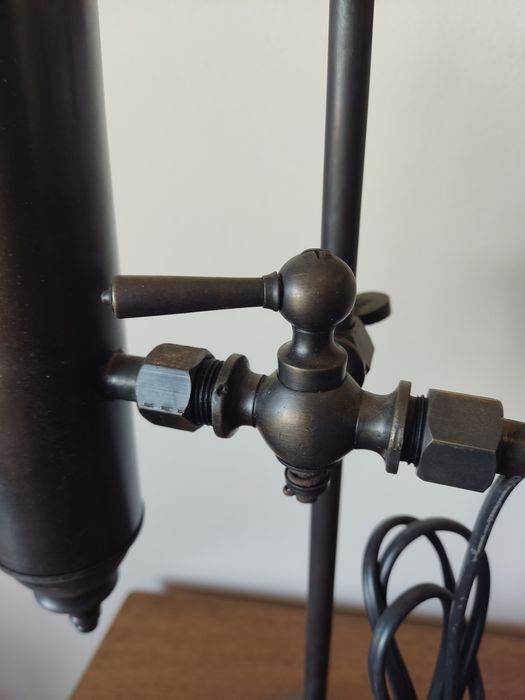 Candeeiro de mesa em latão