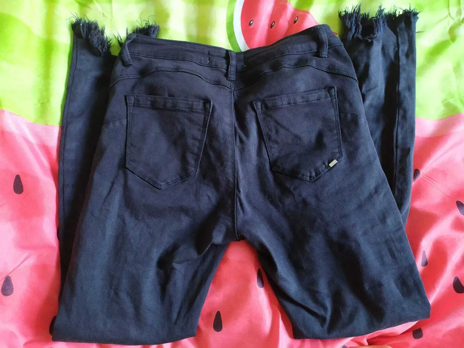 Czarne rurki z dziurami.