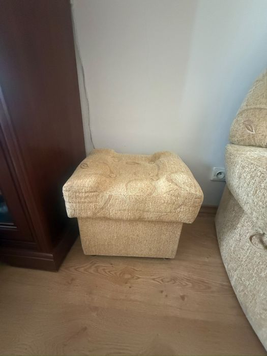 Naroznik z dwoma fotelami i pufkami.