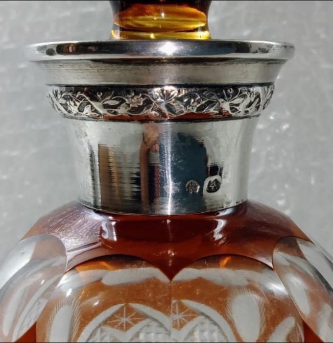 Garrafa em cristal cor âmbar e gargalo em prata